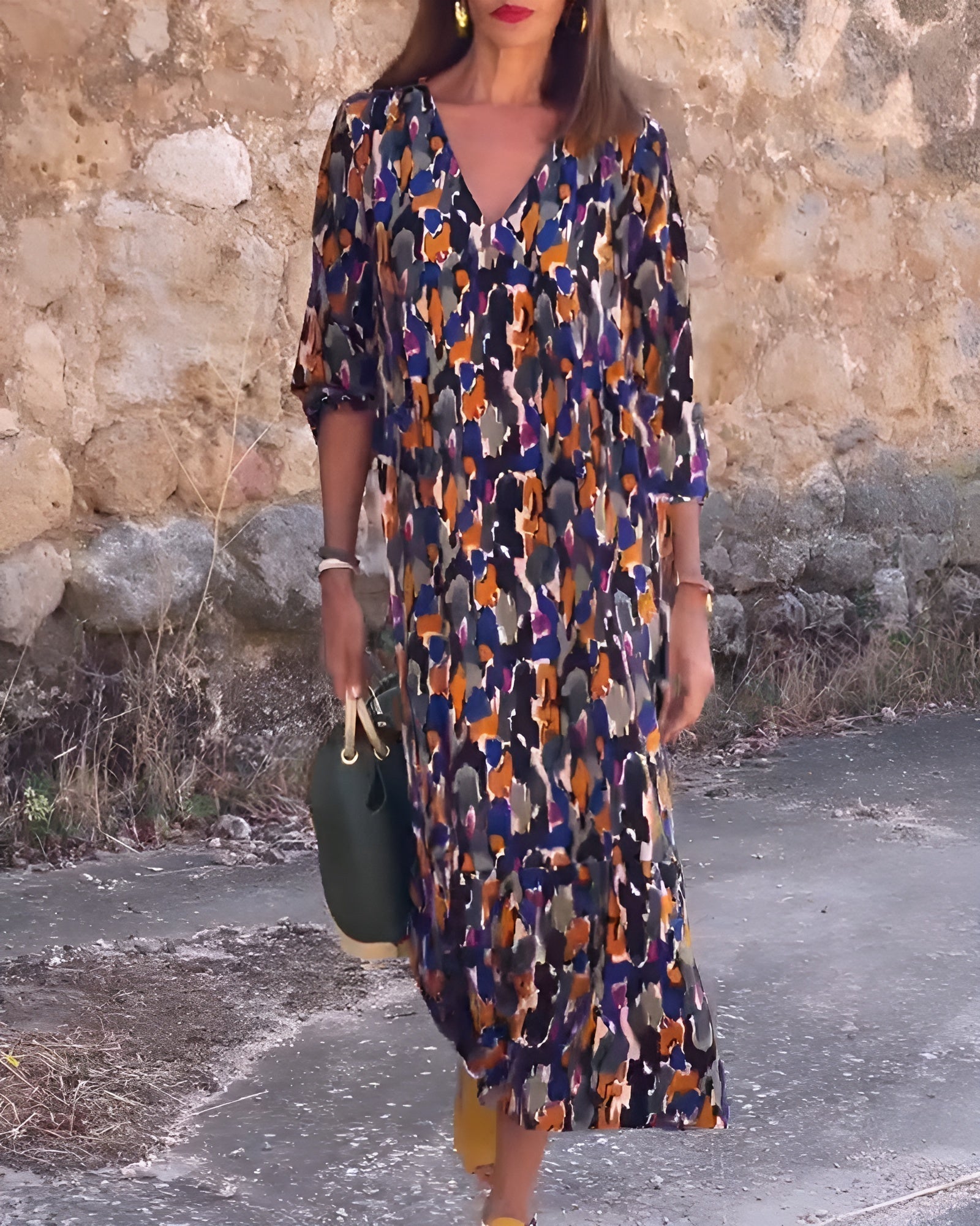 Anahí™ Vestido Fluido de Cuello en V con Estampado Retro
