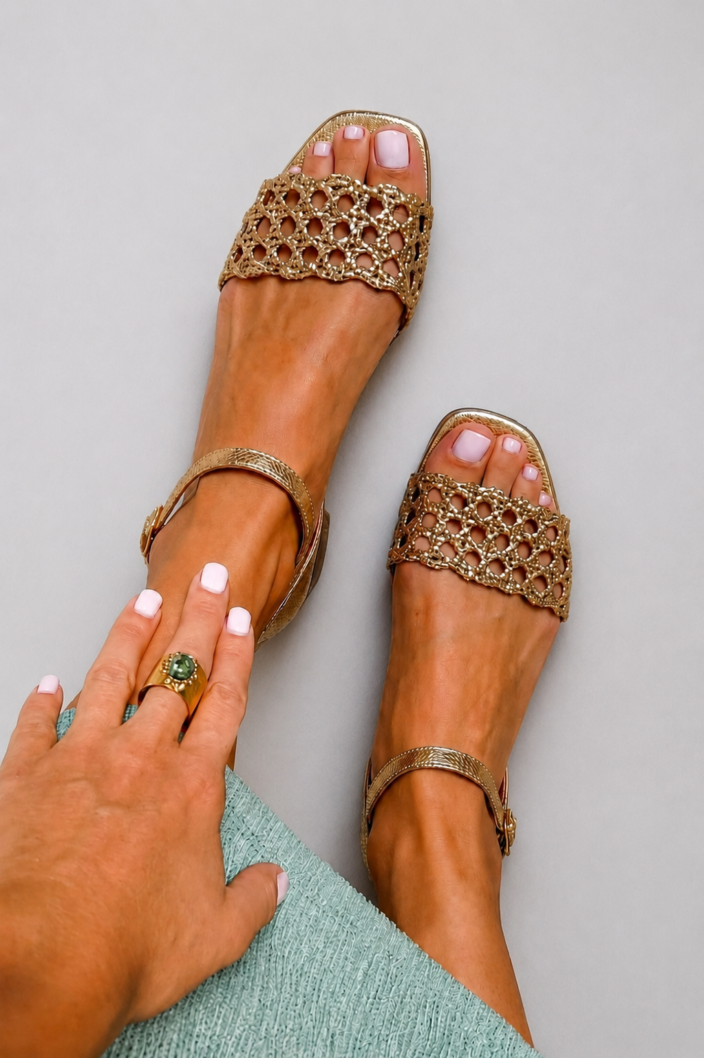 Genoveva Marisol | Sandalias Doradas Encanto de Verano